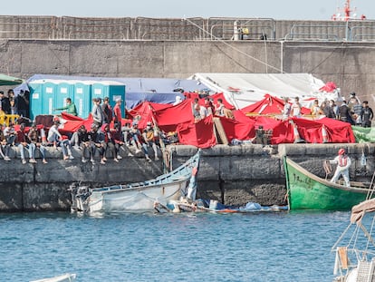 Varios inmigrantes en el muelle de Arguineguín, en Gran Canaria, el 18 de noviembre de 2020.