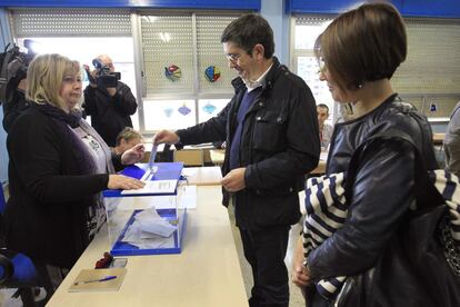 El secretario general del PSE EE, Patxi López, vota en Bilbao junto a su esposa, Begoña Gil.