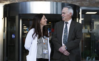 José Llorente, 74 años, junto a la especialista Ainara Soria, en el Hospital Ramón y Cajal.