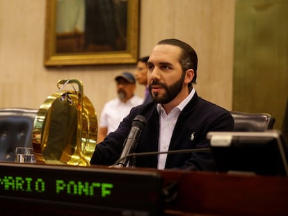 O presidente de El Salvador, Nayib Bukele, depois de invadir a Assembleia Legislativa protegido por militares.