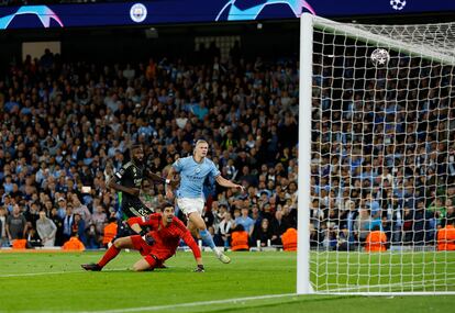 Thibaut Courtois salva una ocasión tras un remate de Haaland.