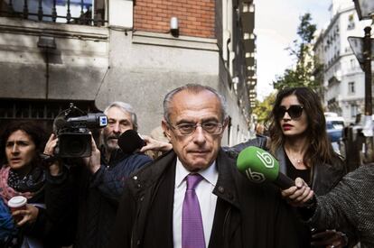 El presidente de Isolux, Luis Delso, a la salida de su domicilio, en la calle Manuel González Longoria de Madrid, despues del registro en las oficinas de la empresa, vinculada a los negocios del hijo mayor del expresidente de la Generalitat de Cataluña Jordi Pujol, por agentes de la Unidad de Delincuencia Económica y Fiscal (UDEF) de la Policía Nacional.