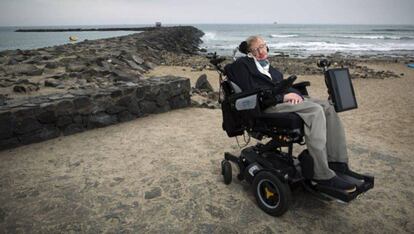 Hawking en una playa de Tenerife en 2015. En vídeo, la secuencia realizada por la Universidad de Cambridge en homenaje a Hawking.
