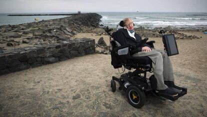 Hawking en una playa de Tenerife en 2015. En vídeo, la secuencia realizada por la Universidad de Cambridge en homenaje a Hawking. 