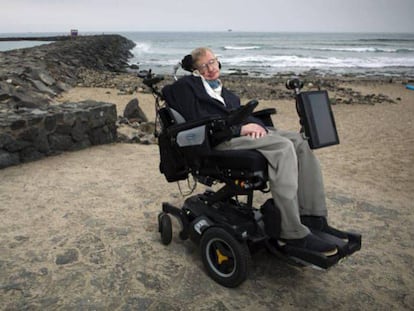 Hawking en una playa de Tenerife en 2015. En vídeo, la secuencia realizada por la Universidad de Cambridge en homenaje a Hawking. 