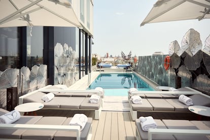 La piscina del hotel VP Plaza España, con vistas al Palacio Real, en una imagen cedida.