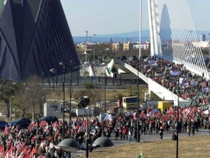 Miles de empleados p&uacute;blicos marchan contra el despilfarro del Consell en Valencia.