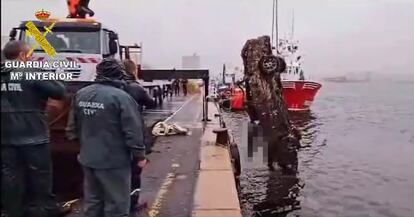 Operación que se desarrolló el pasado octubre para sacar del agua un vehículo hundido en el puerto de Cambados (Pontevedra) con un cadáver dentro.