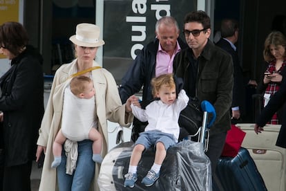 A atriz Melissa George, com seu companheiro Jean David Blanc e seus filhos, chegando ao aeroporto de Nice para participar do Festival de Cinema de Cannes.