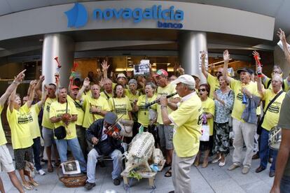 Preferentistas protestando en la sede de Novagalicia