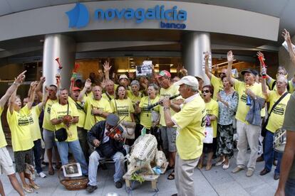 Preferentistas protestando en la sede de Novagalicia 