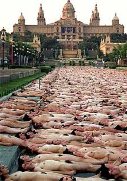 Los nudistas, ante el Palau Nacional, preparados para una de las instatáneas de Tunick.