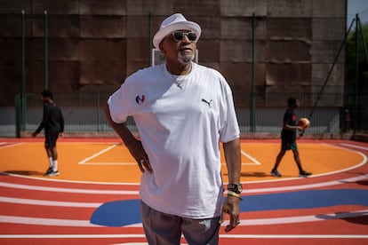 Tommie Smith, conocido por alzar el puño en el año 1968 tras recoger su medalla olímpica en señal de protesta por los derechos civiles de las personas negras en los Estados Unidos, tras la inauguración del campo deportivo que lleva su nombre, en París.