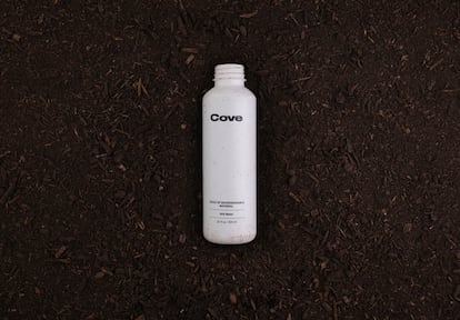 Envase de Cove Water, el primer recipiente de agua completamente biodegradable.