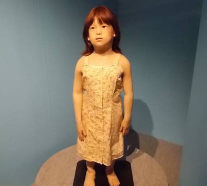 Entre sus creaciones, destaca el Repliee R1, lanzado en 2008 con el aspecto de una niña japonesa de cinco años de edad. Era un robot cargado de expresividad, con movimiento en sus ojos, párpados, boca y cuello. Asimismo, tenía unos sensores bajo la piel que le permitían sentir y reaccionar a estímulos y presiones externas. A pesar de todo, poco tardaron en llegar duras críticas. Su rostro replicaba el de la hija de Hiroshi Ishiguro con un resultado inquietante y extraño. Tanto que incluso la niña de verdad se negaba a permanecer en la misma habitación que su replicante. <p class="nota_pie"><strong>Silvia Leal es consejera y experta en inno-liderazgo y transformación digital. Doctora en Sociología y asesora de la Comisión Europea en competencias digitales y directora del Programa en Dirección TIC & Innovación Digital de IE Business School. Es autora de <em>e-Renovarse o morir </em>(LID Editorial).</strong></p>