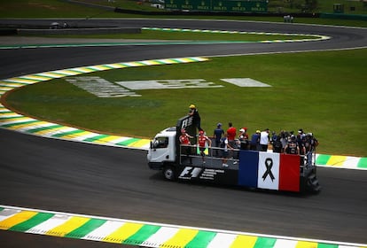La bandera de Francia recorre junto a los pilotos el circuito de Brasil antes del Gran Premio 