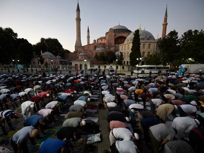 Plegaria musulmana, el viernes, ante Santa Sofía, en Estambul.