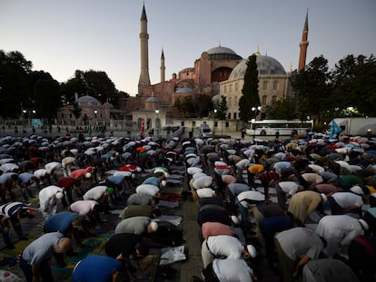 Plegaria musulmana, el viernes, ante Santa Sofía, en Estambul.