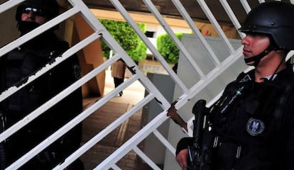 Policías federales desplegados en Iguala tras la desaparición de los 43