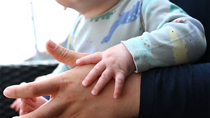 La mano de una madre y un bebé.