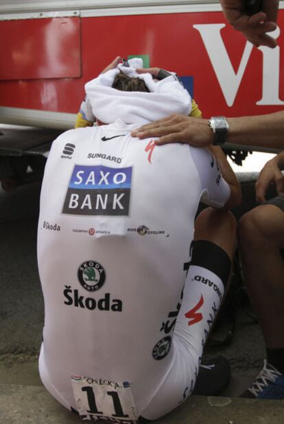 Schleck es consolado por un miembro de su equipo.