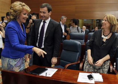 La candidata a presidenta de Madrid, Esperanza Aguirre, saluda a Tomás Gómez a la llegada a la primera sesión del debate de investidura.