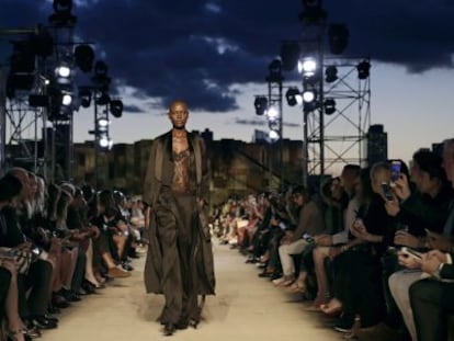 Uno de los modelos de Givenchy para la primavera de 2016, en la Semana de la Moda de Nueva York.