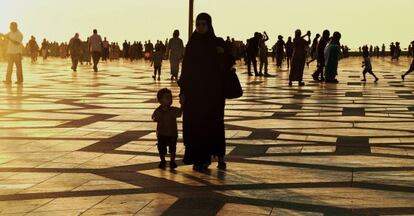 Una joven marroquí camina con su hijo en la explanada de la Mezquita Hassan II, en Casablanca.
