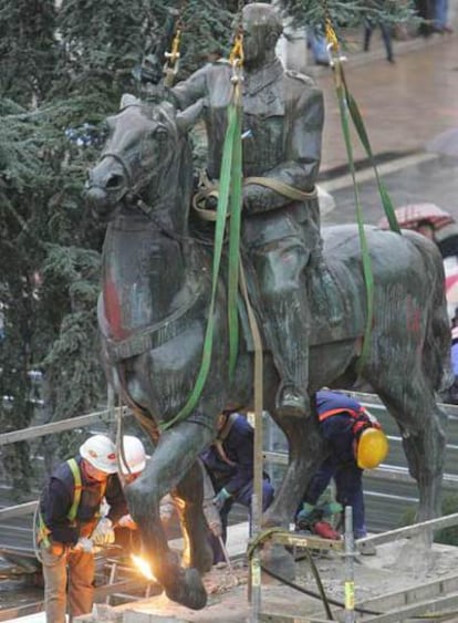 Operarios del Ayuntamiento rompen la soldadura de la estatua al pedestal esta mañana
