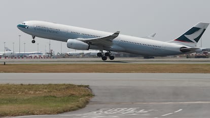 Un avión de Cathay Pacific despega del aeropuerto de Hong Kong.