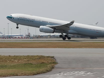 Un avión de Cathay Pacific despega del aeropuerto de Hong Kong.