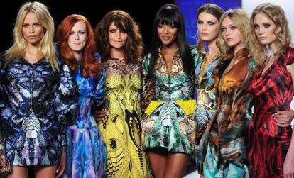 Las modelos Natasha Poly, Karen Elson, Helena Christensen, Naomi Campbell, Angela Lindvall, Sasha Pivovarova, Heidi Mount en la pasarela a beneficio de los damnificados del tsunami en Haití.