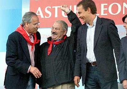 Alfonso Guerra y Rodríguez Zapatero, con José Ángel Fernández Villa, secretario general de SOMA-FIA-UGT Asturias.