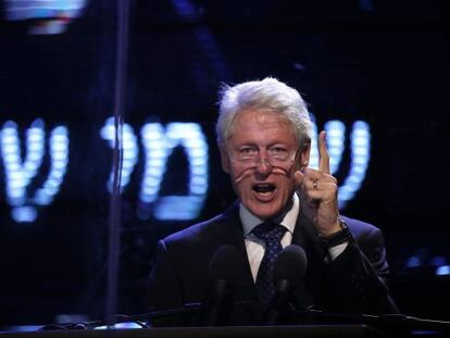 Bill Clinton participa en el homenaje a Rabin en Tel Aviv.