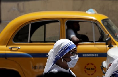 Unas monjas de la congregación Misioneras de la Caridad esperan para someterse a un test para detectar posibles positivos de covid-19 en un centro de toma de muestras en Calcuta, en la India, este lunes. La India superó este lunes los 15 millones de infecciones de coronavirus desde el inicio de la pandemia tras registrar un nuevo máximo diario tanto de infecciones como de fallecimientos. El país asiático se encuentra sumido en una virulenta segunda ola y hoy reportó un récord de 273.810 casos de la covid-19 en 24 horas, según los últimos datos del Ministerio de Salud indio.