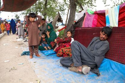 Familias desplazadas internamente de las provincias del norte, que huyeron de sus hogares debido a los combates entre los talibanes y las fuerzas de seguridad afganas, se refugian en un parque público de Kabul, en Afganistán, el 14 de agosto.