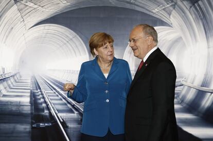  El presidente federal suizo, Johann Schneider-Ammann (dcha), recibe a la canciller alemana, Angela Merkel, durante la inauguraci&oacute;n del t&uacute;nel ferroviario de San Gotardo, el m&aacute;s largo y m&aacute;s profundo del mundo, en el recinto ferial Rynaecht, en el portal norte, en Erstfeld (Suiza) hoy, 1 de junio de 2016. El nuevo t&uacute;nel ferroviario de base de San Gotardo, ubicado en el sur de Suiza, se inaugura hoy para batir dos r&eacute;cords simult&aacute;neamente: el de m&aacute;s largo y de m&aacute;s profundo del mundo. 