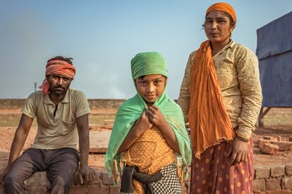 Una familia de trabajadores en un horno de ladrillos de Biratnagar, en Terai (Nepal), en noviembre de 2021. Pincha en la imagen para ver la galería completa.