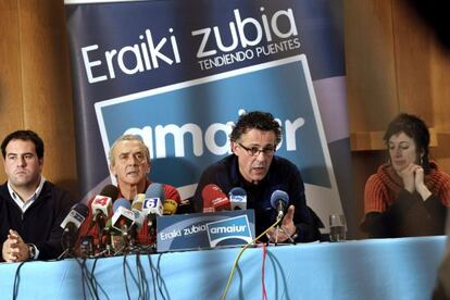 Los diputados de Amaiur (de izquierda a derecha), Jon Iñarritu, Sabino Cuadra, Xabier Mikel Errekondo y Maite Ariztegi.