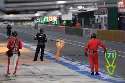 Mecánicos esperan en el pitlanes durante las 24 Horas de Le Mans (Francia).