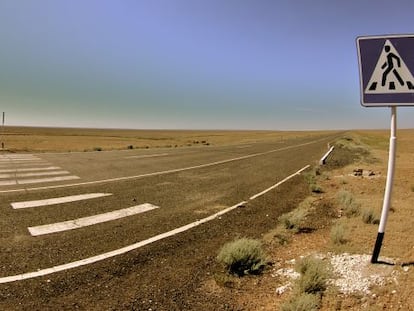 Un paso de cebra en mitad de la estepa de Kazakist&aacute;n. 