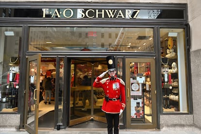 Uno de los típicos soldados que dan la bienvenida a la juguetería FAO Schwarz, en Rockefeller Center (Nueva York).