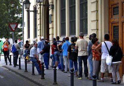 Colas a la entrada de Casa Caridad en Valencia, el pasado a&ntilde;o. 