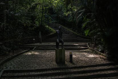 Uno de los senderos que conduce a los miradores del Parque de la Catacumba, que cuenta con una serie de esculturas y obras de arte.