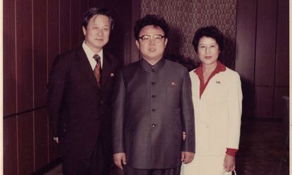 Shin Sang-ok y Choi Eun-hee flanquean a Kim Jong-il.