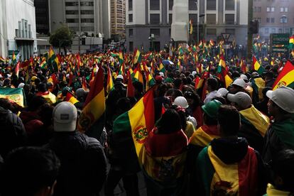 El ministro de Minería, César Navarro, colaborador cercano del presidente, renunció el domingo a su cargo después de que una turba quemara su casa en Potosí, que, en ese momento, era la ciudad más radicalizada en contra de Morales. En la imagen, un grupo de opositores celebran la renuncia de Evo Morales.