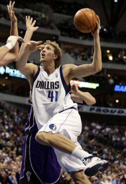 Nowitzki, en una entrada a canasta ante Sacramento.