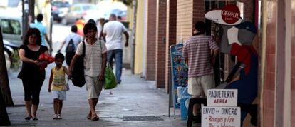 Una familia pasa por la zona en la que fue secuestrada la primera ni&ntilde;a.