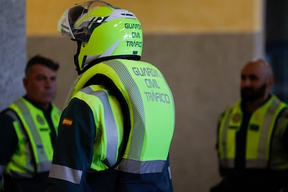 Presentación de los nuevos chalecos airbag con los que patrullarán los motoristas de la Agrupación de Tráfico de la Guardia Civil, este viernes en Madrid.