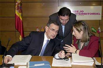 Ana Pastor habla con el consejero Xavier Pomés (Cataluña); detrás, Serafín Castellanos (Comunidad Valenciana).